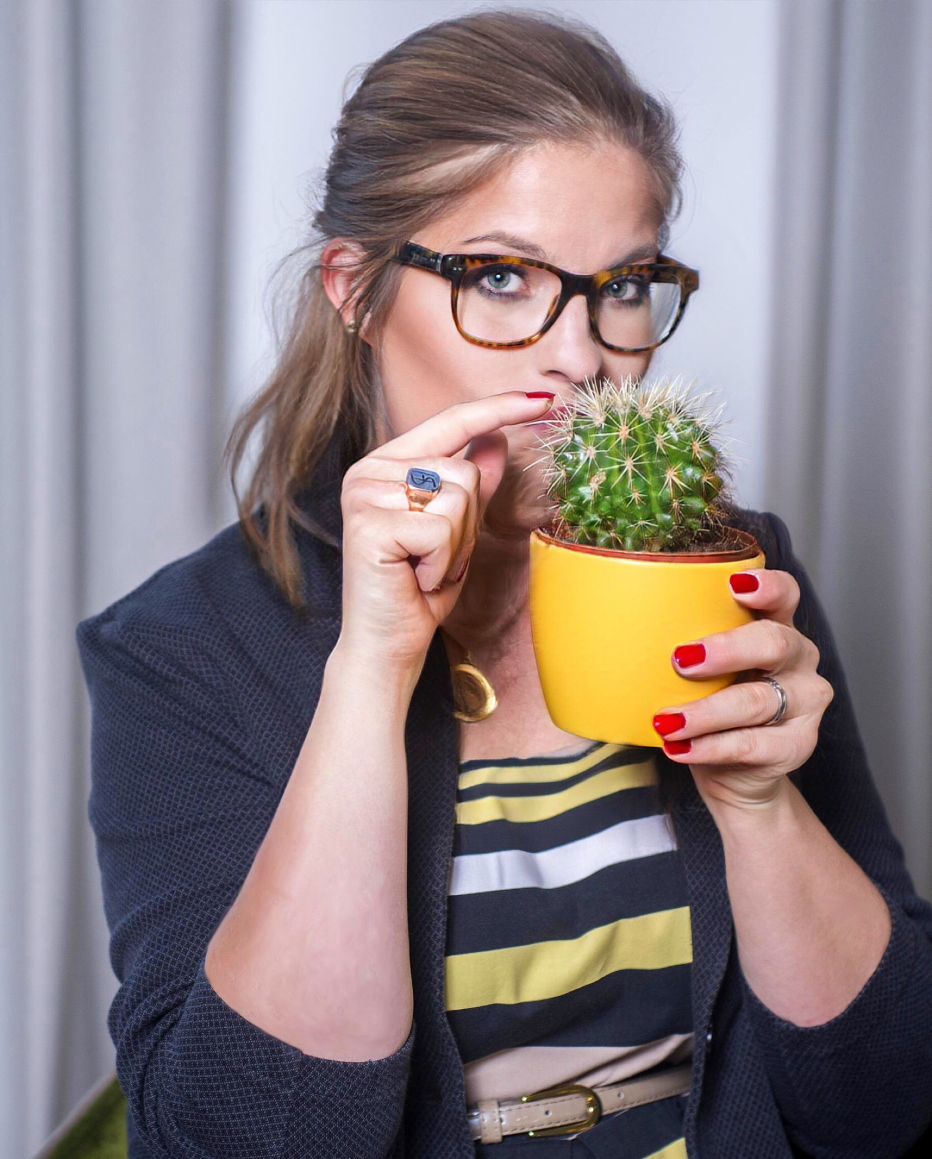 Anna-Elena Stoehr mit Kaktus